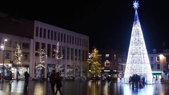 广场上发光的圣诞树