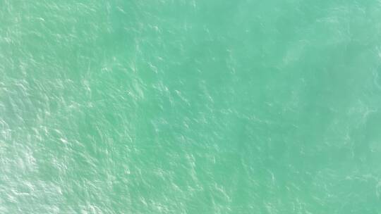 俯拍碧绿海水移动的海面清澈的绿色水面航拍视频素材模板下载