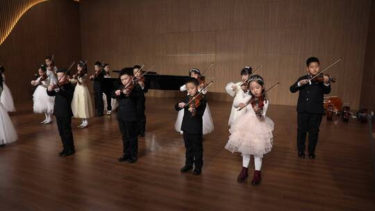 儿童拉小提琴音乐会