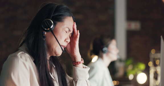 头痛、偏头痛或呼叫中心的亚洲女性感到过度