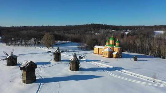 乌克兰村庄的冬季景观。新年景观。白雪覆盖的村庄。乌克兰。