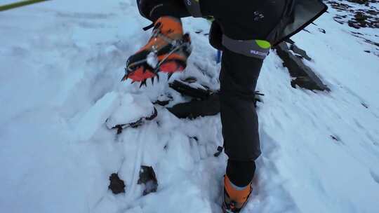 攀登四川岷山山脉主峰雪宝顶的登山者