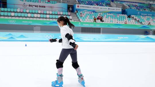 4K升格实拍在国家速滑馆冰丝带滑冰的女孩