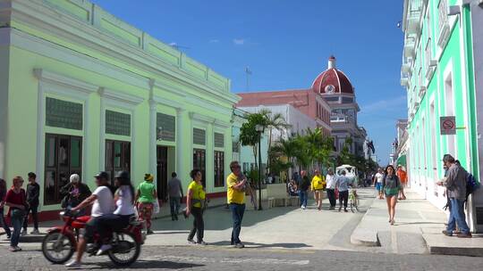 古巴人走在街道上