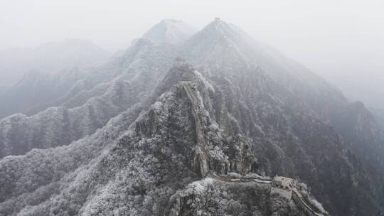 北京怀柔箭扣长城冬季雾凇雪景寒冷覆盖航拍