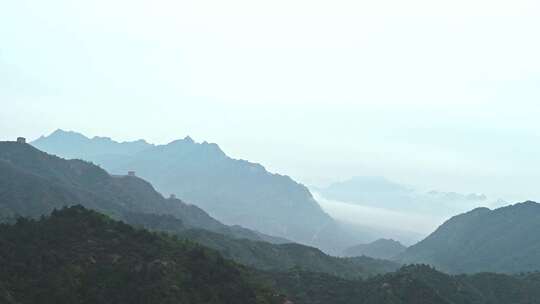 夏季金山岭长城早晨阴雨雾气风光