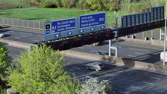 M25高速公路高架龙门架及交通流