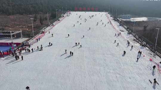 户外滑雪场中许多人在滑雪的热闹景象