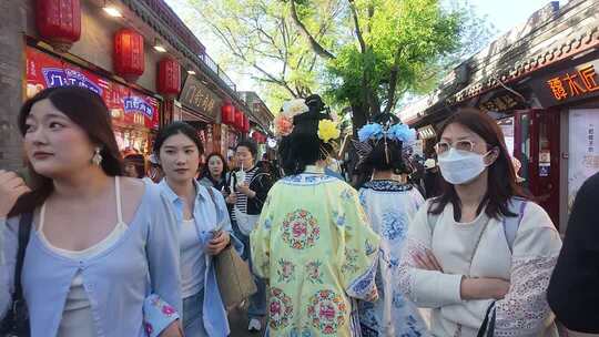 4K北京古巷里的人潮人流清朝服饰背影
