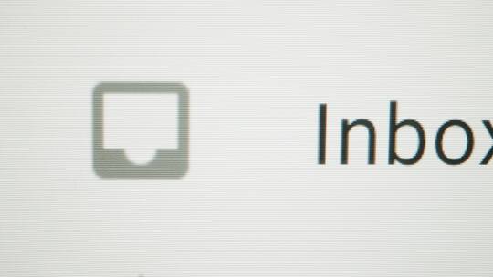 特写点击Gmail收件箱按钮
