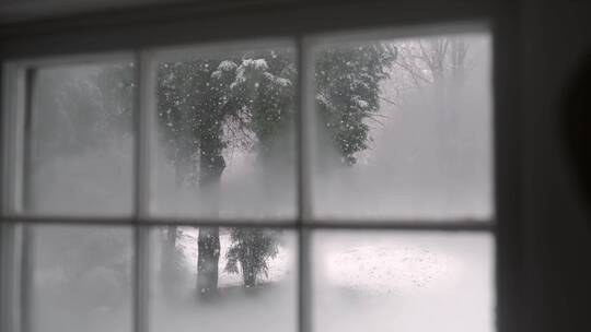 窗户外飘落的雪花视频素材模板下载