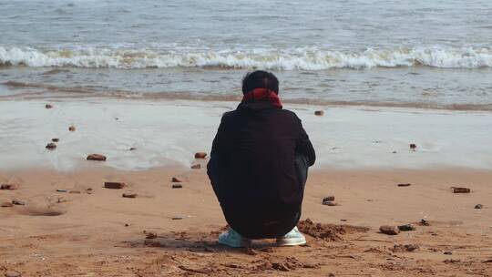 一个人在海边沙滩独孤看海4K