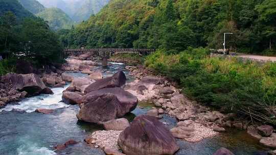 航拍武夷山桐木溪峡谷森林中的清澈溪流岩石