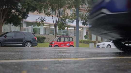 高清实拍下雨天车站车流人来人往孤独视频素材模板下载