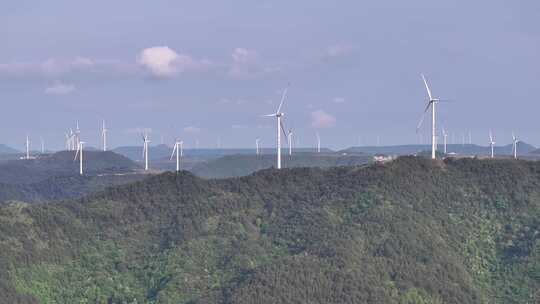 贵州龙里大草原上的风车视频素材模板下载