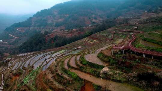 山间梯田与观景栈道全景