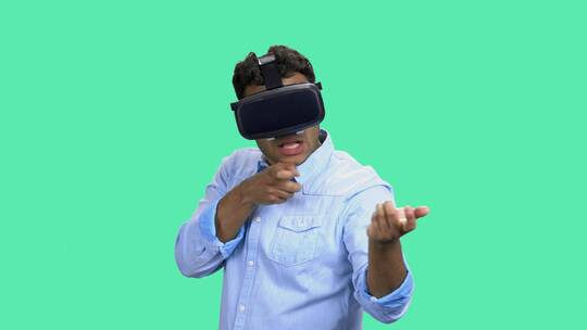 戴虚拟现实眼镜的年轻人视频素材模板下载