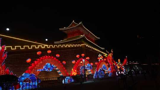 古建筑旁龙形花灯夜景