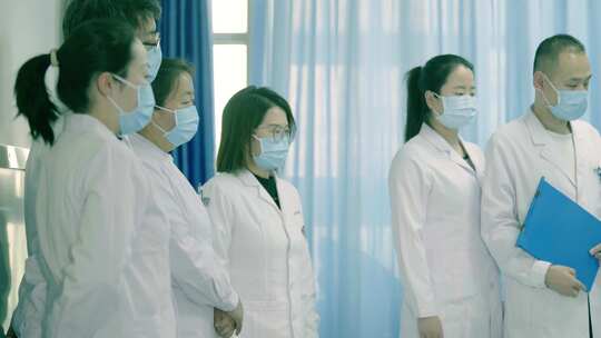 医生查房查看病人身体状况