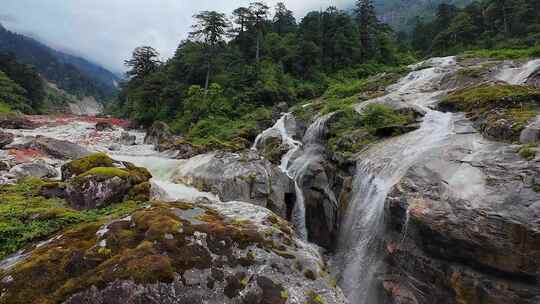 四川甘孜贡嘎山区南门关沟溪流瀑布风光