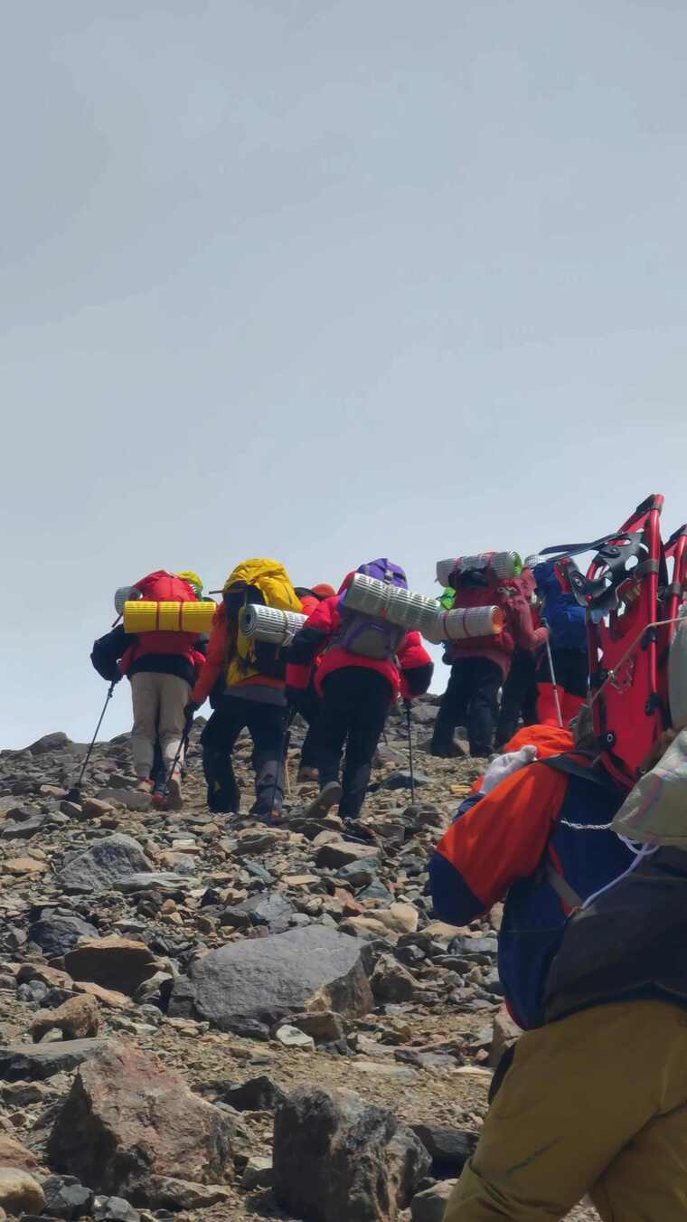 攀登新疆帕米尔高原慕士塔格峰雪山的登山队