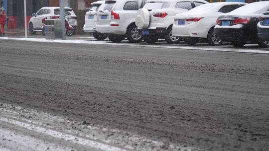 下雪天泥泞的道路