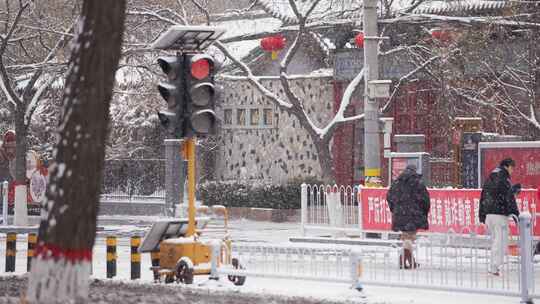 冬天下雪人流车流雪花