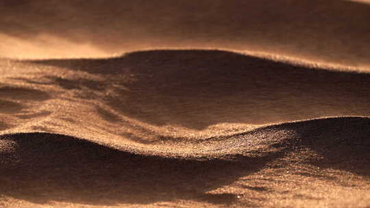 戈壁沙漠沙尘暴中沙子吹过沙丘特写视频素材模板下载