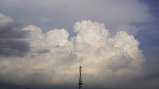 天空云朵铁塔白云信号塔云朵通信塔电塔