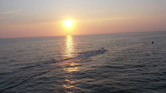 广西涠洲岛日落时分摩托艇运动