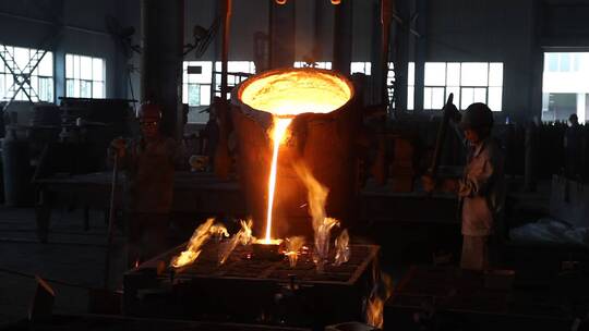 火焰铸件厂车间内工人高温铁水炉子浇铸造视频素材模板下载