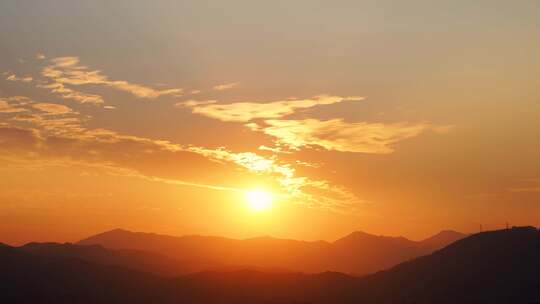 日落群山山顶夕阳晚霞黄昏傍晚天空落日唯美