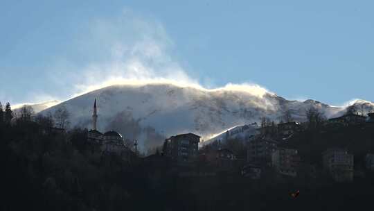 城市后面山上的地面暴雪娱乐