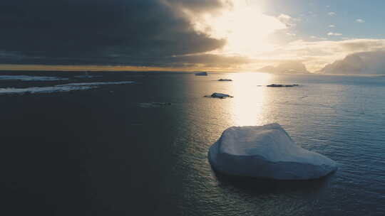 南极洲上空日落时的冰山