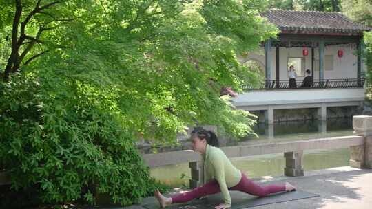 瑜伽普拉提公园瑜伽教练 瑜伽拉伸