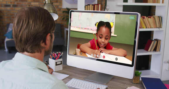 高加索男性老师使用计算机上视频通话与女生