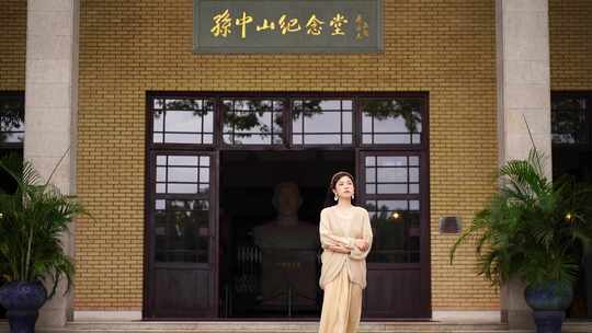 一个女人站在孙中山纪念堂门口女性游客