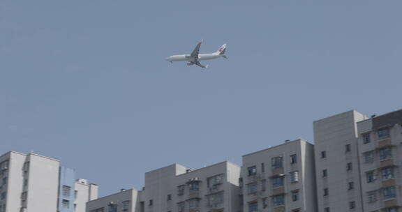 4K高清飞机飞过城市居民楼头顶-松下Vlog