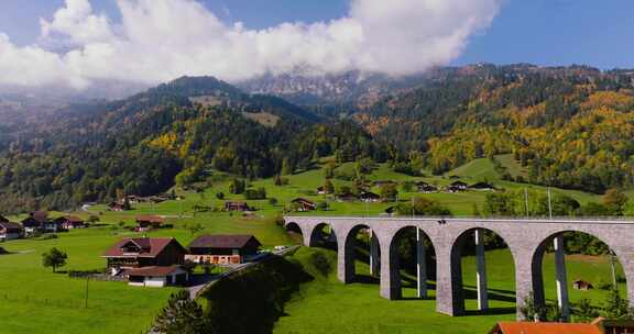 鸟瞰美丽的瑞士自然与铁路桥和村庄