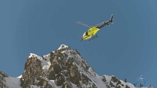 救援直升机在安多自由行世界巡回赛期间飞越雪山
