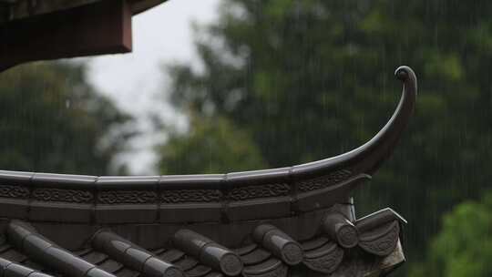 雨天古风建筑屋檐下雨水滴意境