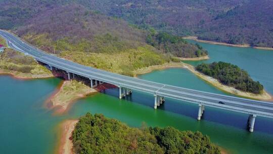 中国江西庐山西海，岛旁边的高速路