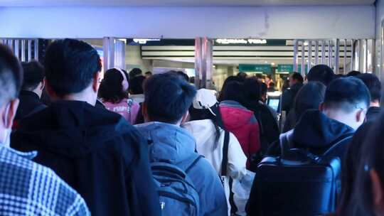 高铁火车站乘客人流旅客检票火车东站素材