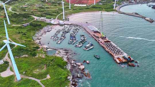 海岸线上风力发电机海岸风景