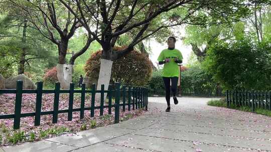 跑步爱好者女孩，济南大明湖景区跑步