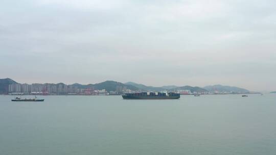 大海中从港口使出的大型集装箱货轮