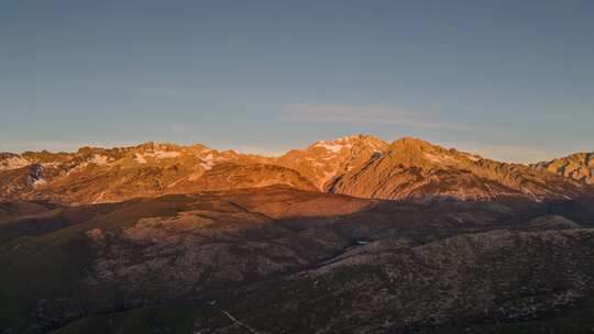 阳光照耀下的壮观山脉风景