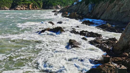 航拍蔚蓝大海海浪慢镜头