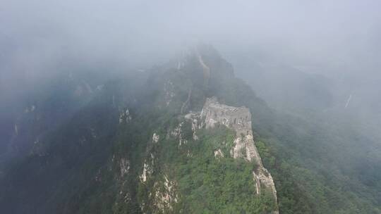 雨后云雾缭绕的箭扣长城