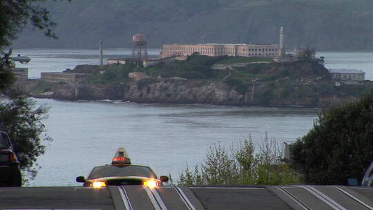 汽车经过加州旧金山的恶魔岛监狱视频素材模板下载